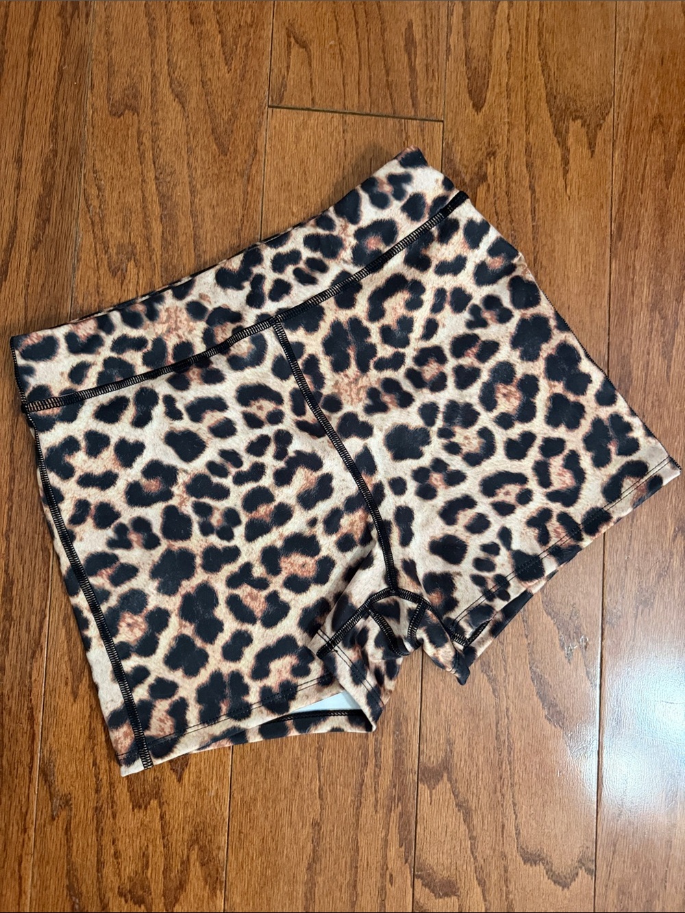 Misssguided Leopard Active hustle shorts - Size Med